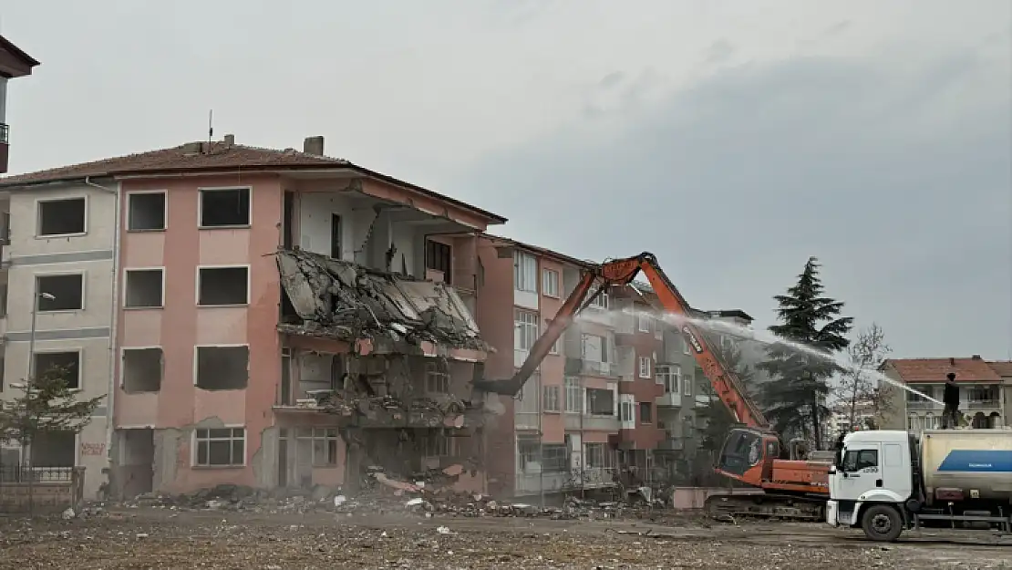 Ağır Hasarlı Binaların Yıkımı Devam Ediyor