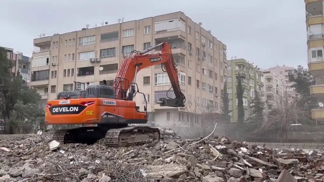 Ağır hasarlı binaların yıkımı sürüyor