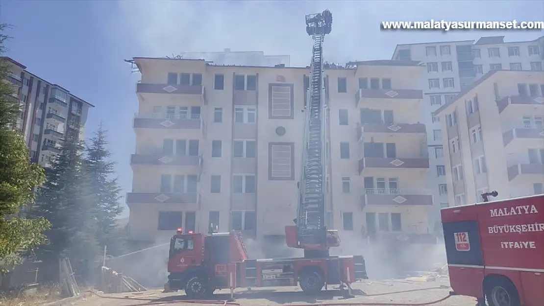 Ağır hasarlı binanın çatısında çıkan yanın söndürüldü