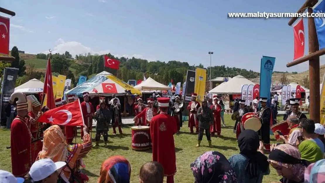 Ahlat ve Malazgirt'te Diyarbakır çadırına yoğun ilgi