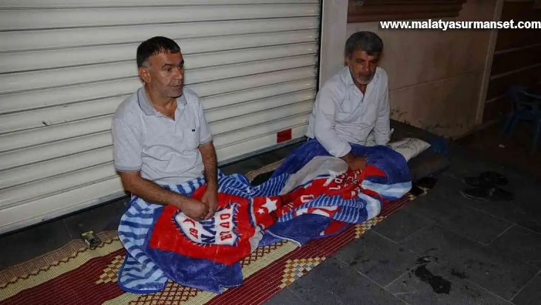 Ailelerin evlat nöbeti gece de devam ediyor