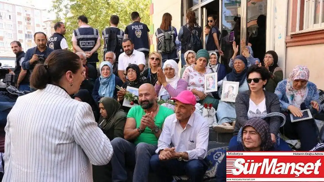 AK Parti'li vekilden HDP önünde eylem yapan ailelere destek ziyareti