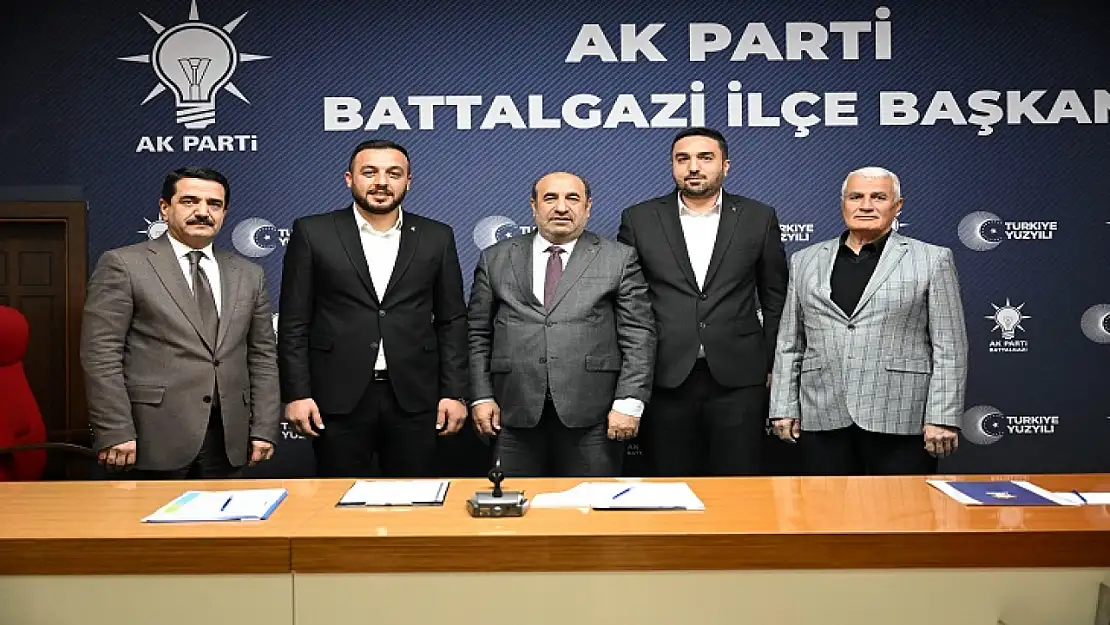 AK Parti'ye Katılan Yeniden Refah Partisi Üyelerine Rozet Takıldı