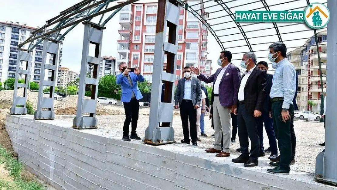 AK Partili Tüfenkci, halı saha inşaat alanını inceledi