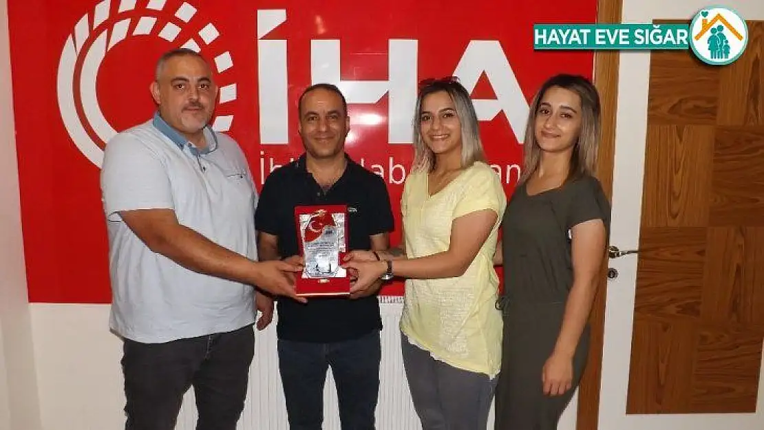 Ak Sevdalılar Yardımlaşma Derneğinden İHA'ya plaket