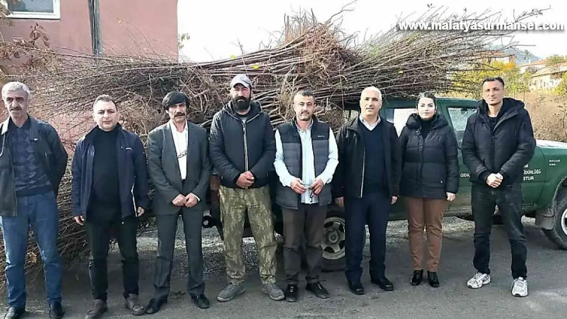 Akçadağ'da 540 adet sertifikalı badem fidanı dağıtıldı