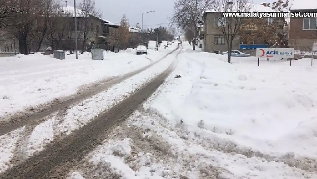 Akçadağ'da kar yağışı etkili oluyor