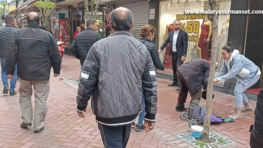 Akıl hastası olduğu iddia edilen genç çarşıda birçok kişiye saldırdı