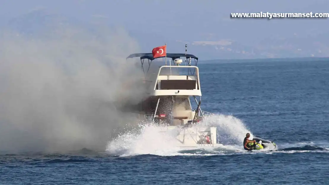 Alanya'da lüks yat denizin ortasında alev aldı, 6 kişi botlarla kurtarıldı