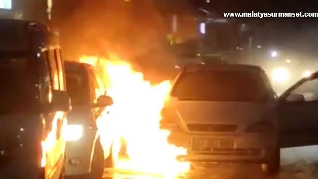 Alev alev yanan otomobili yol kenarına çekti, park halindeki otomobili de yaktı