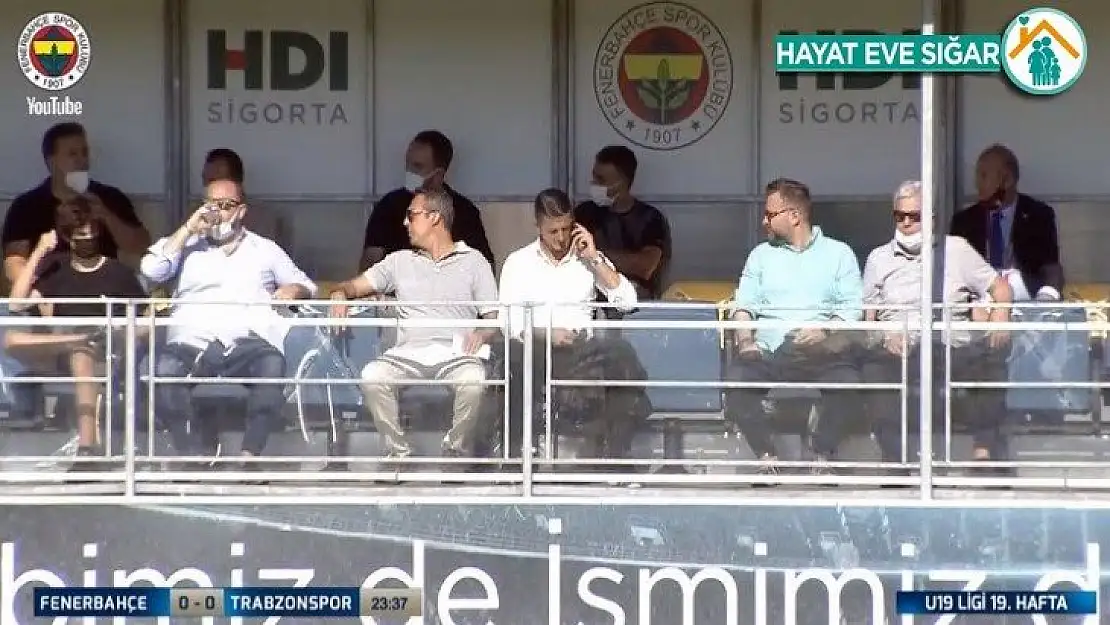 Ali Koç, Sırp menajer ile birlikte maçı takip ediyor