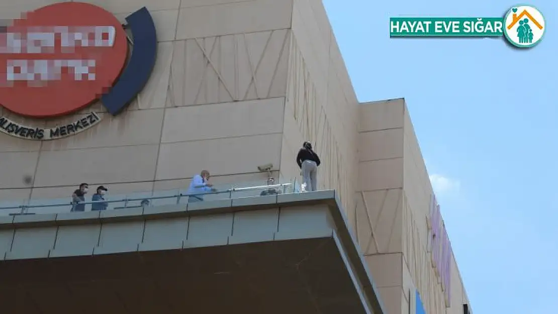 Alışveriş merkezinin terasında intihar girişimi