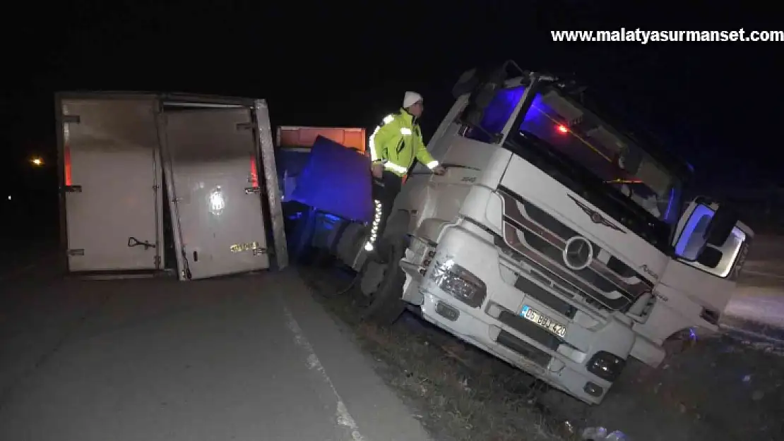 Alkol ürünleri taşıyan tır devrildi: Alkollü sürücünün ehliyetine el konuldu