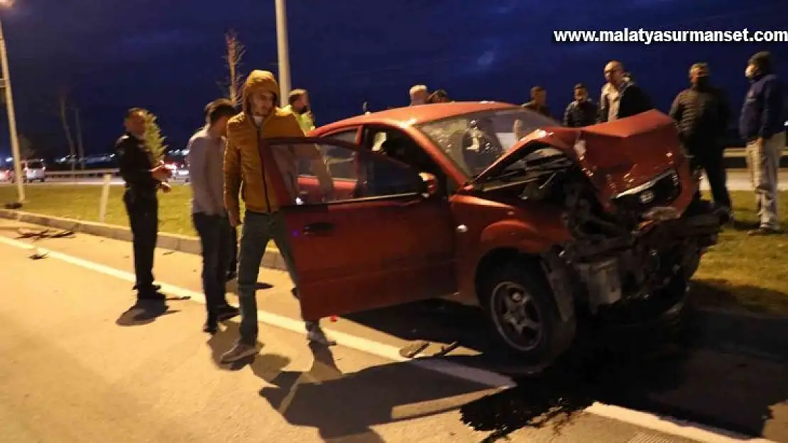 Alkollü sürücü minibüse çarptı: 4 kişi yaralandı