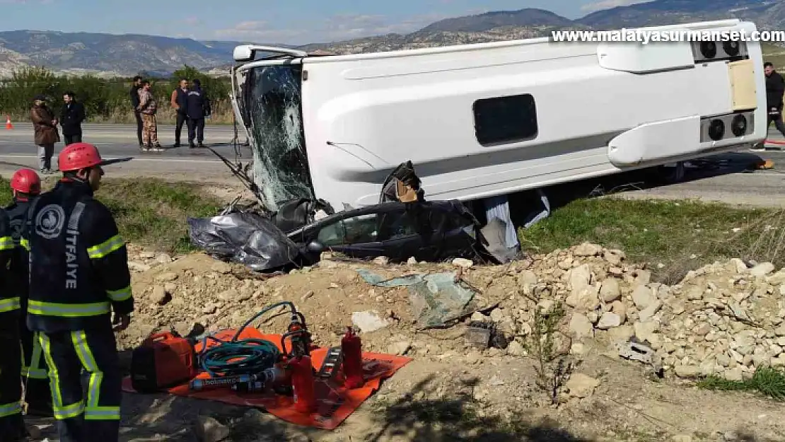 Alman turistleri taşıyan midibüs otomobili ezdi: 1 ölü 24 yaralı