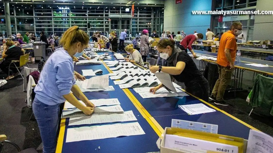 Almanya'da seçimleri az farkla Sosyal Demokrat Parti önde götürüyor