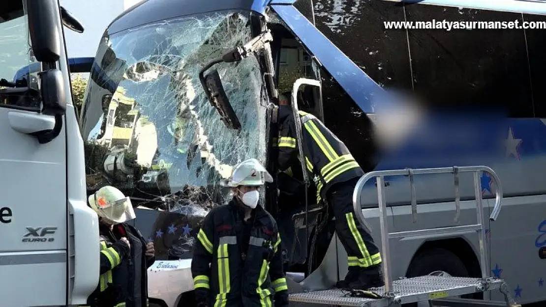 Almanya'da yolcu otobüsü yoldan çıktı: 16 yaralı