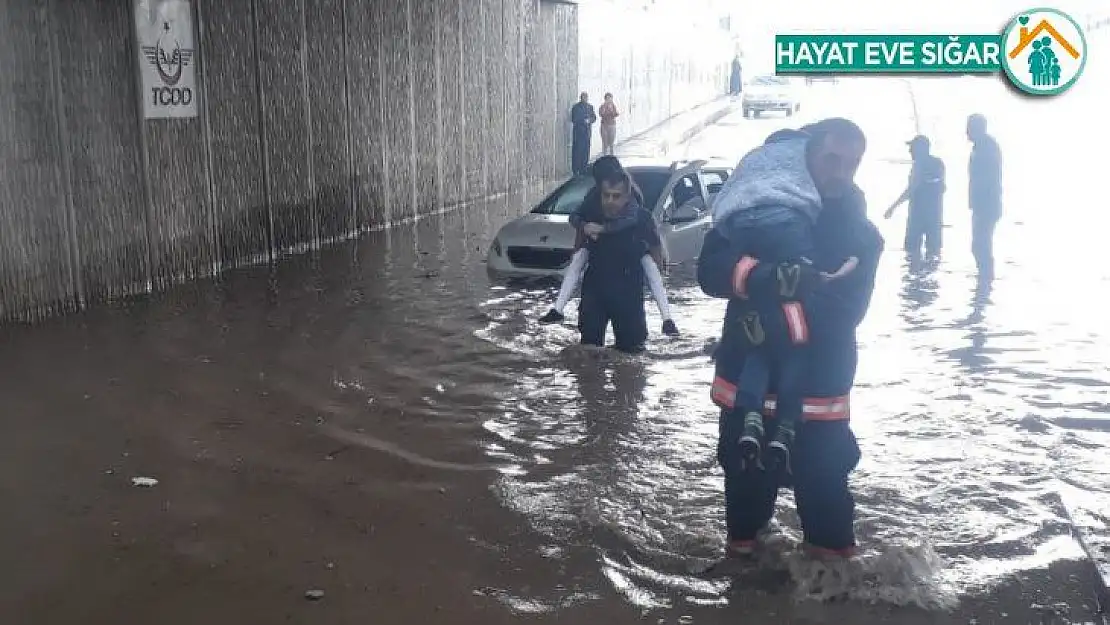 Alt geçidi su bastı, araçta kalan 3 kişi sırtta taşınarak kurtarıldı