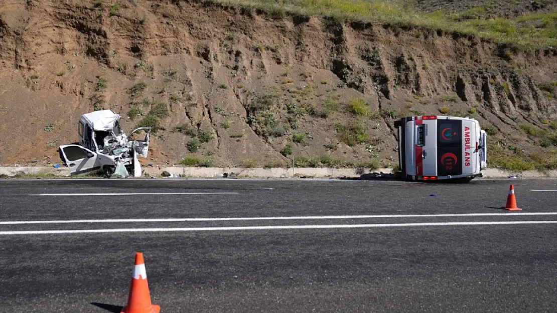 Ambulans İle Hafif Ticari Aracın Çarpışması Sonucu 4 Kişi Öldü