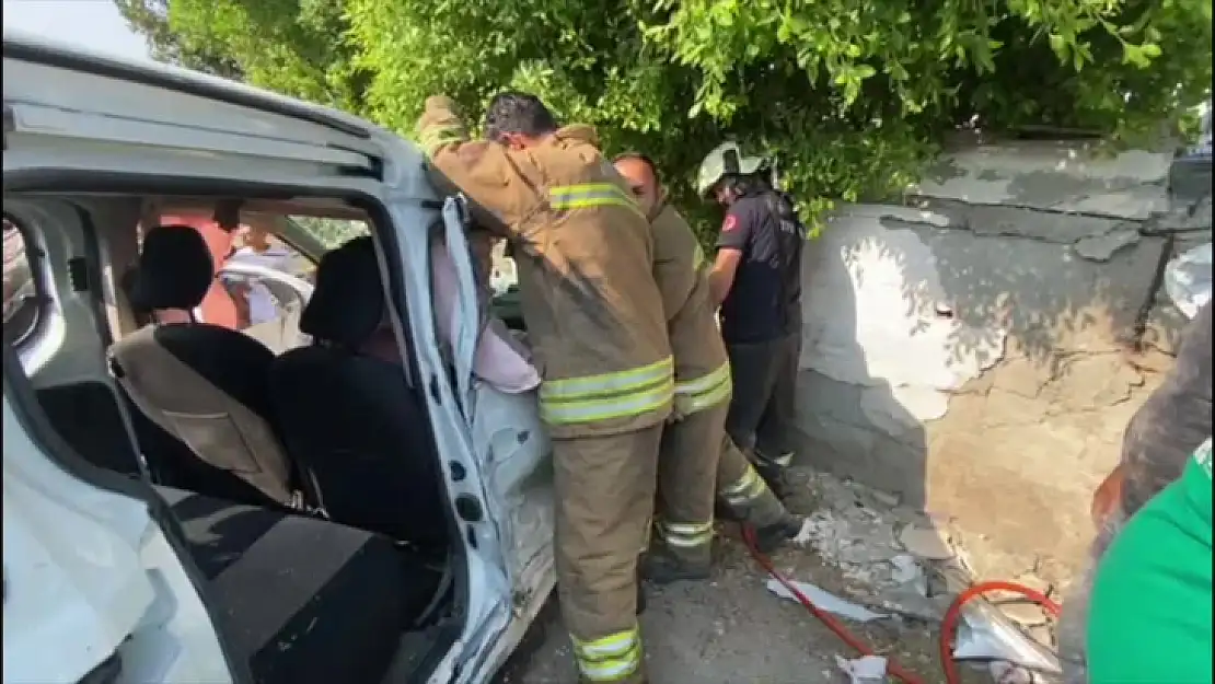 Ambulans İle Hafif Ticari Araç Çarpıştı 9 Yaralı