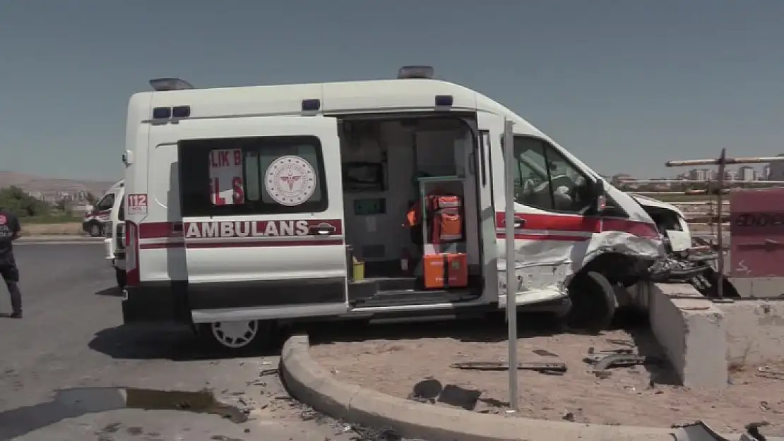 Ambulans İle Otomobilin Çarpışması Sonucu 6 Kişi Yaralandı