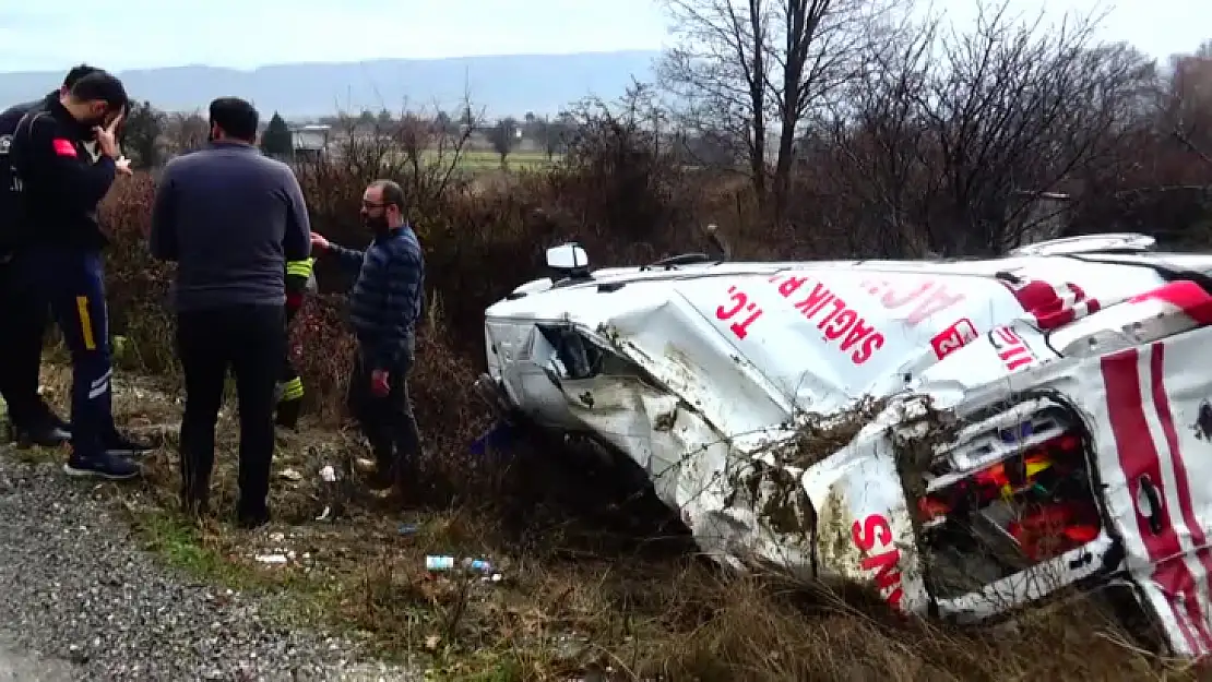 Ambulans ve kamyonetin devrildiği kazada 6 kişi yaralandı