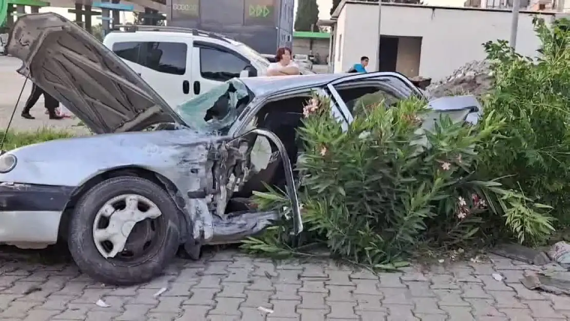 Ambulansla İki Otomobilin Karıştığı Kazada 3 Kişi Yaralandı