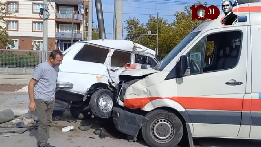 Ambulansla otomobilin çarpışması sonucu 2 kişi yaralandı