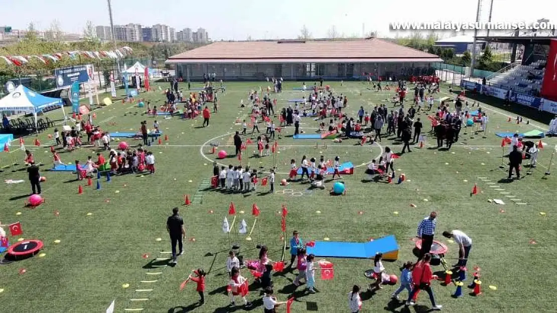 Ana okullarına ücretsiz spor malzemesi dağıtıldı