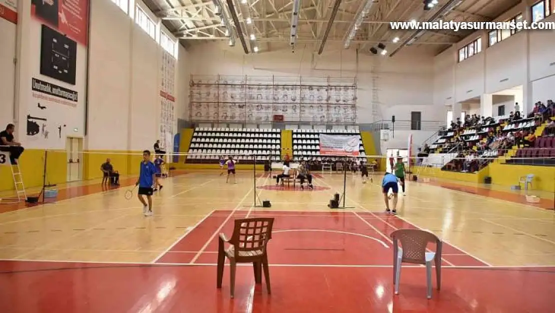 Analig badminton çeyrek finalleri Elazığ'da başladı