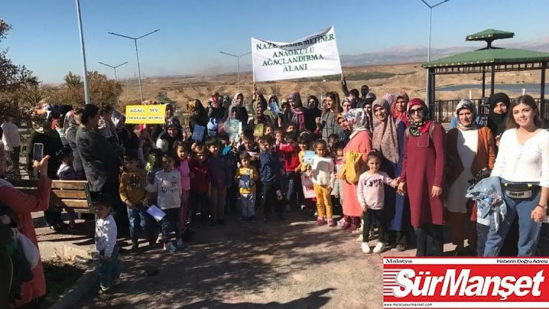 Anaokulu öğrencileri ağaç dikti