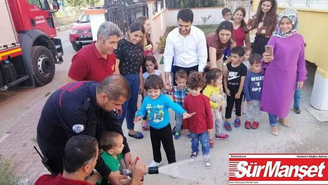 Anaokulu öğrencilerini itfaiye ekipleri bilgilendirdi