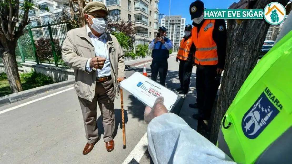 Ankara'da 65 yaş ve üstü vatandaşlara parklarda maske dağıtıldı