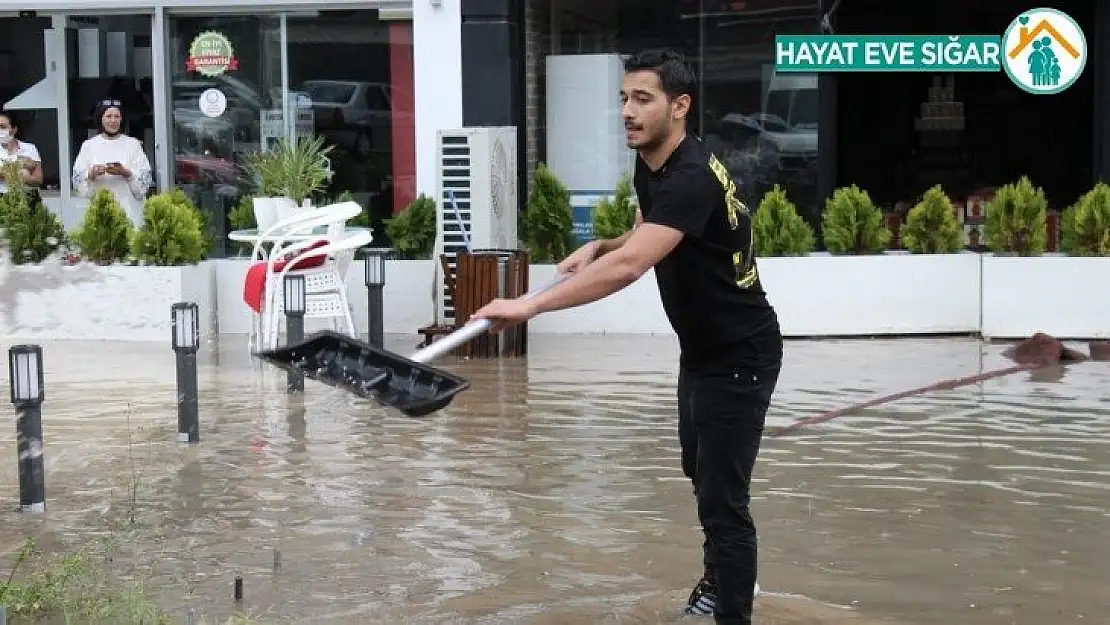 Ankara'da etkisini gösteren sağanak, iş yerlerinin kullanılamaz hale gelmesine neden oldu