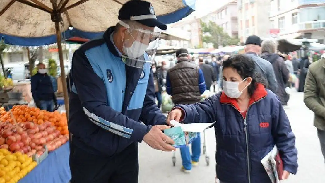 Ankara'da pazarcı esnafına maske dağıtımı