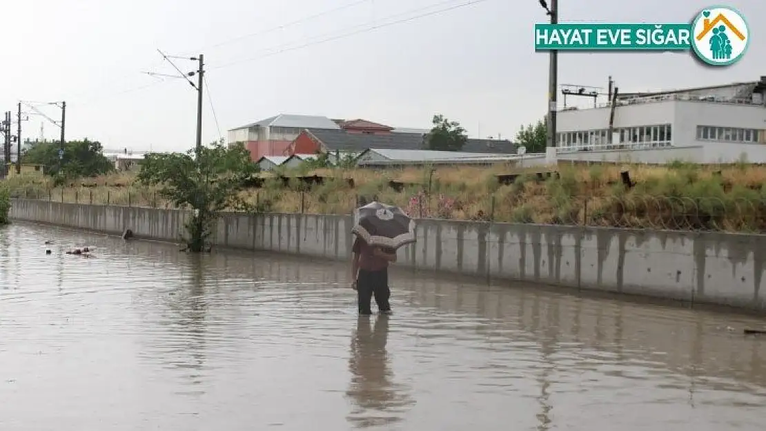Ankara'da sağanağın ardından gelen sel sokakları kapattı