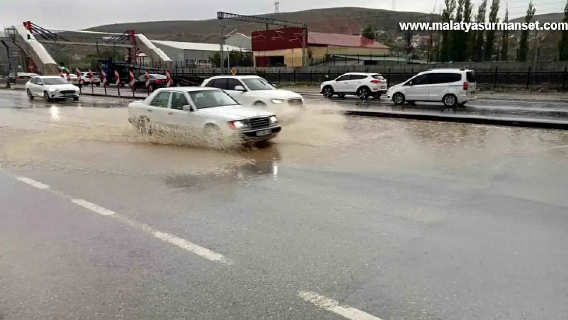 Ankara'da şiddetli yağış sürücülere ve vatandaşlara zor anlar yaşattı