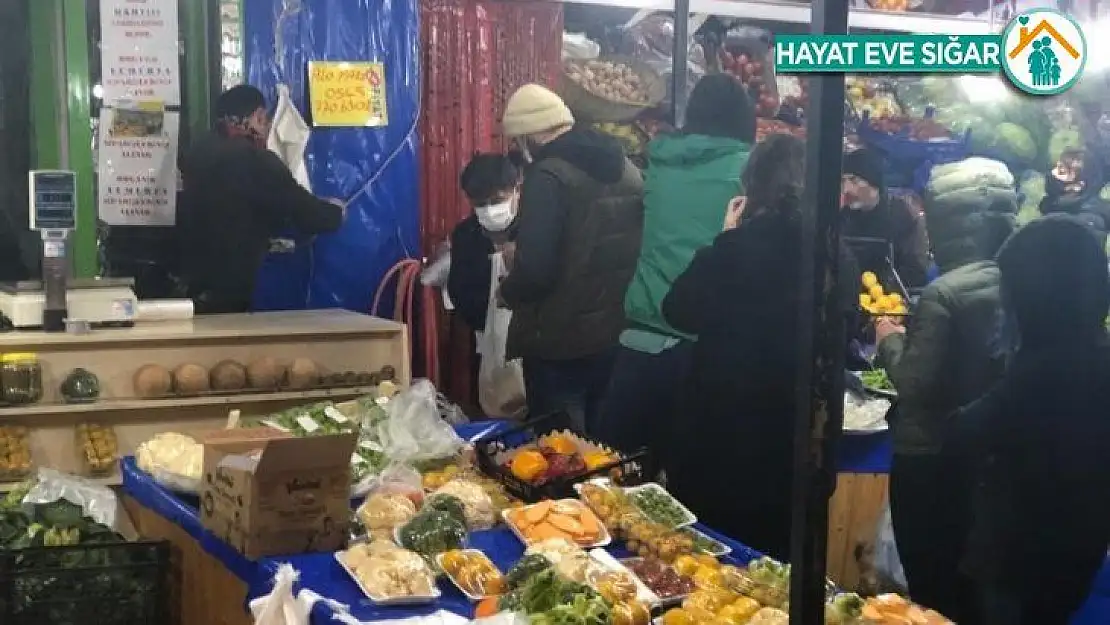 Ankara'da sokağa çıkma yasağını duyan vatandaşlar marketlere akın etti