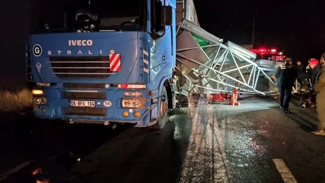 Ankara'da TIR'ın açılan dorsesi işaret levhasına çarptı