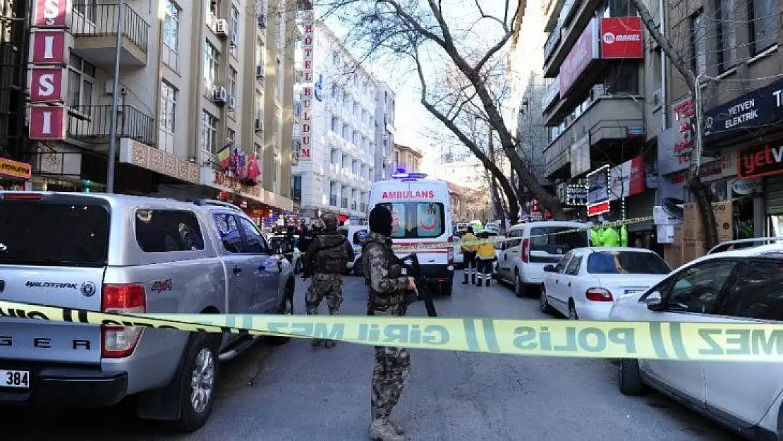 Ankara'nın Ulus semtinde bir otelden bir kişinin çevreye ateş açması üzerine bölgeye çok sayıda ekip sevk edildi. Şahsı ikna etmek için polis çalışma başlattı.