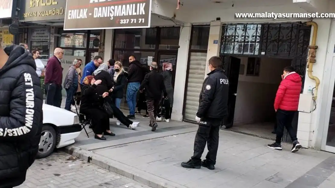 Annesini öldürüp babasını yaralayan şahıs hayatını kaybetti