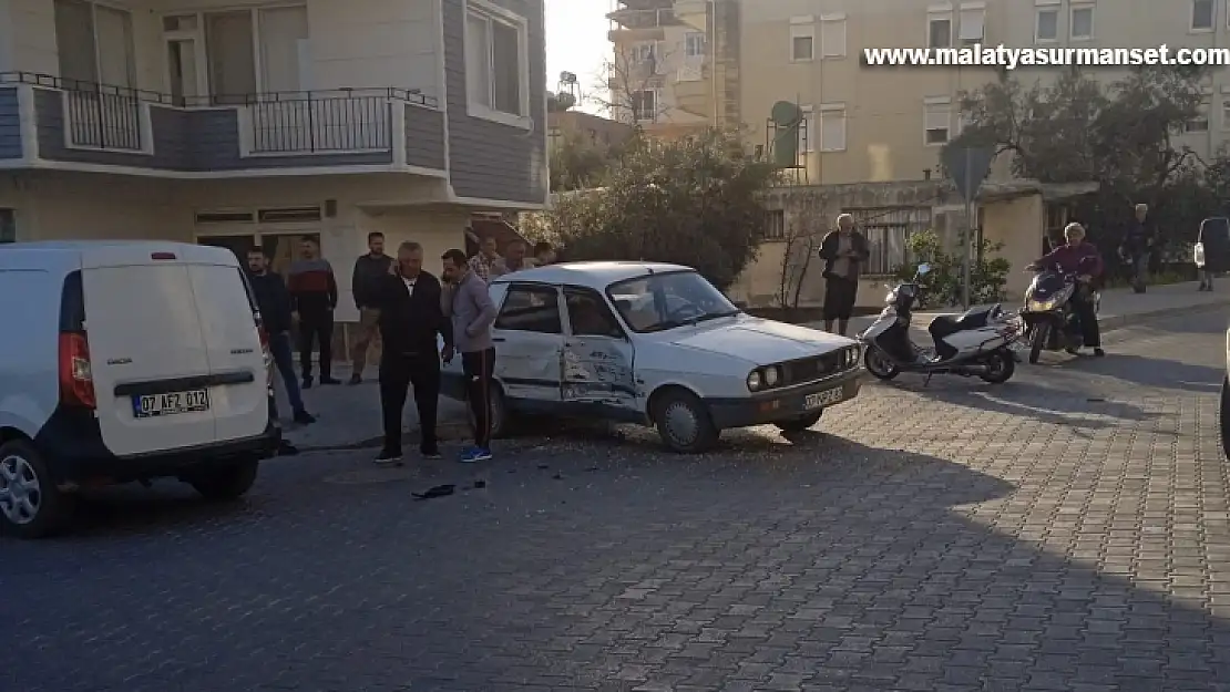 Antalya'da hafif ticari araç ile otomobil çarpıştı: 3 yaralı