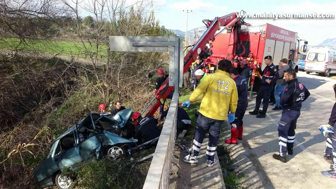 Antalya'da köprü demirine çarpan otomobilde can pazarı