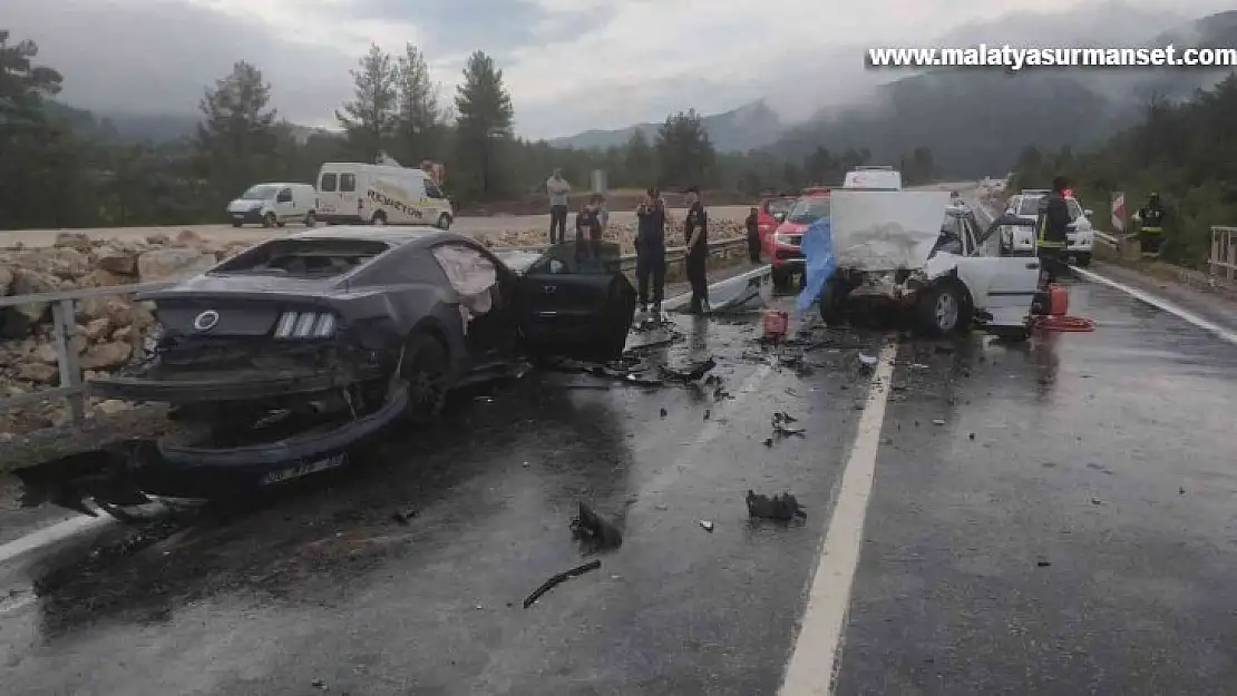 otomobiller kafa kafaya çarpıştı: 1 ölü, 3 yaralı