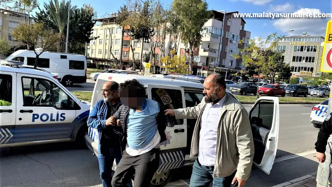 Trafikte motosikletli kurye dehşeti: Kapı anahtarı ile 3 polisi yaraladı