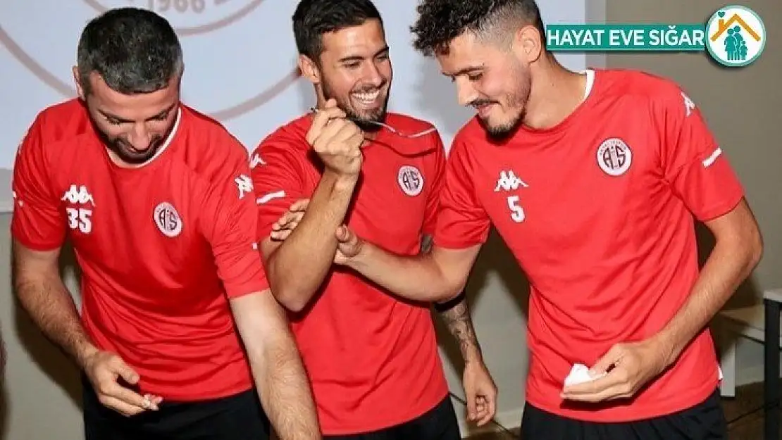 Antalyaspor'da antrenman öncesi doğum günü sürprizi