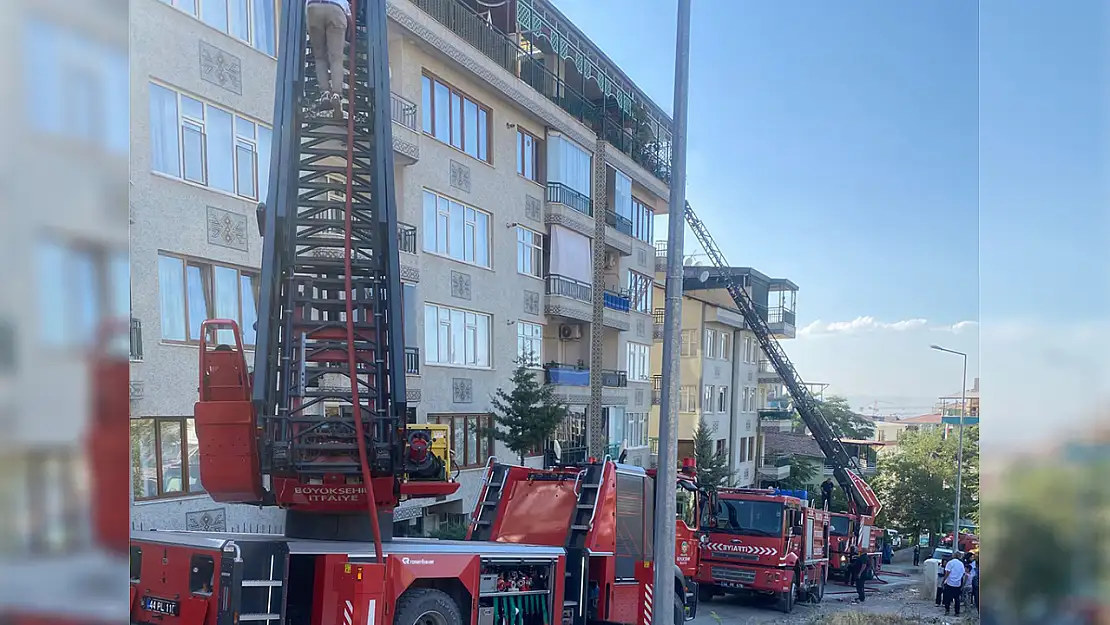 Apartman Terasında Çıkan Yangın Maddi Hasara Yol Açtı