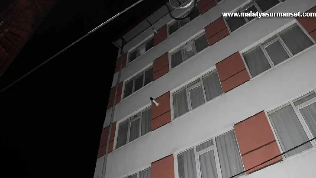 Apartmanın 4'üncü katından atlayan genç kız yaralı kurtuldu