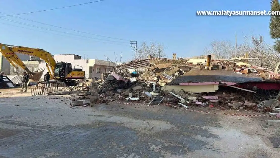 Araban'da acil ağır hasarlı binaların yıkımına başlandı