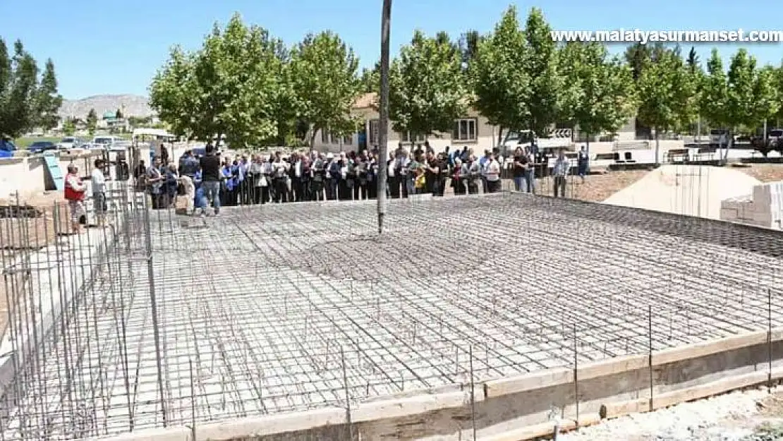 Arabanlı hayırsever bir iş adamının mezarlığa yaptırdığı caminin temeli atıldı